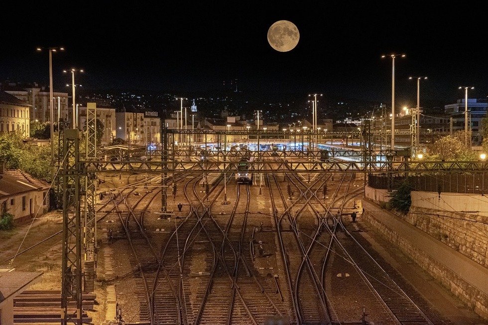 VIDEO şi FOTO - Super Luna şi eclipsa parţială de lună, prin ochii şi imaginile oamenilor