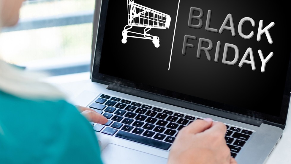 Trei din zece români vor să cheltuie cel puţin 1.000 de lei de „Black Friday” – Studiu