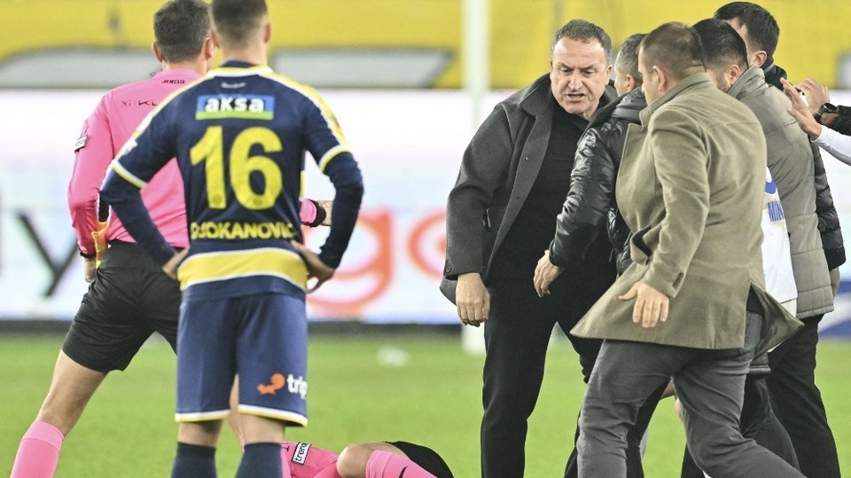 VIDEO. Scene şocante în Turcia! Patronul clubului Ankaragucu l-a lovit cu pumnul pe arbitrul meciului cu Rizespor. Moruţan a marcat pentru Ankaragucu