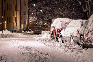 FOTO - Strat de zăpadă de peste 10 centimetri în Capitală, mijloace de transport în comun, blocate