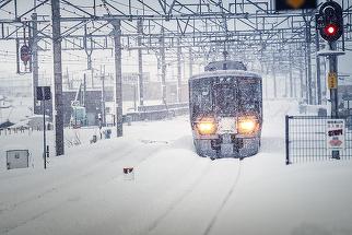 Trenurile circulă cu restricţie de viteză, în mai multe zone, din cauza zăpezii şi a viscolului