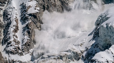 Risc mare de producere a unor avalanşe, în Munţii Parâng-Şureanu şi Ţarcu-Godeanu, la altitudini mari