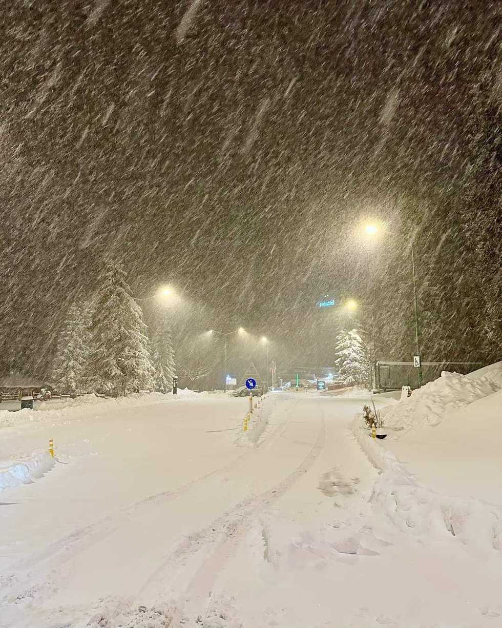 FOTO - COD ROŞU de viscol puternic şi ninsori abundente în zonele montane înalte. Harta zonelor afectate şi imagini din locurile deja lovite de viscol