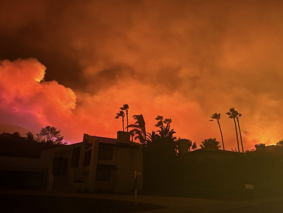 VIDEO - Dick Van Dyke şi Cher, printre miile de persoane care fug din calea incendiilor din California. Vedeţi cum un bărbat încearcă să stingă focul cu apa din piscină