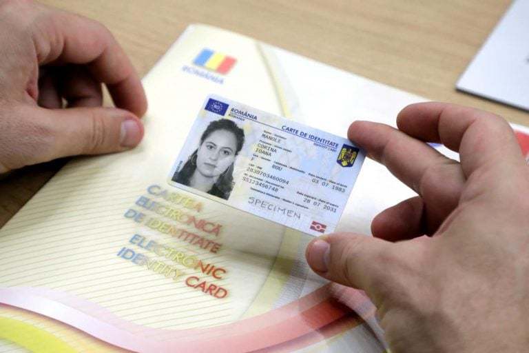 Premierul Ilie Bolojan taie gratuitatea la cărţile electronice de identitate pentru 1,5 milioane de români. Autorităţile pregătesc caravane şi preluarea exclusiv online a cererilor
