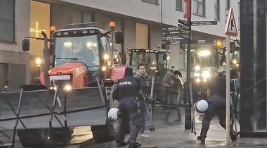 VIDEO. 900 de tractoare blochează Bruxelles. Poliţia foloseşte tunuri cu apă. Rute spre centrul oraşului blocate de poliţie. ”Nu ne vom calma!”
