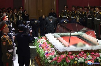 VIDEO şi FOTO - Imagini cu Kim Jong Un profund îndurerat. A rămas fără "creierul" care a pus la punct cultul personalităţii fără egal din Coreea de Nord