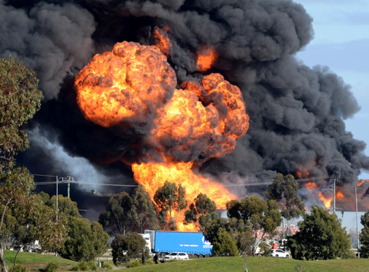 VIDEO - Alerte cu privire la contaminarea apelor şi un nor de fum toxic la Melbourne, Australia. Care este motivul