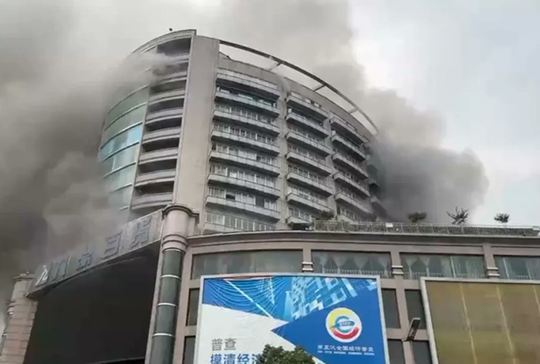 VIDEO - Incendiu la un centru comercial situat la baza unui bloc de 14 etaje, în provincia Sichuan, China a ucis şase persoane. Imaginile filmate de localnici