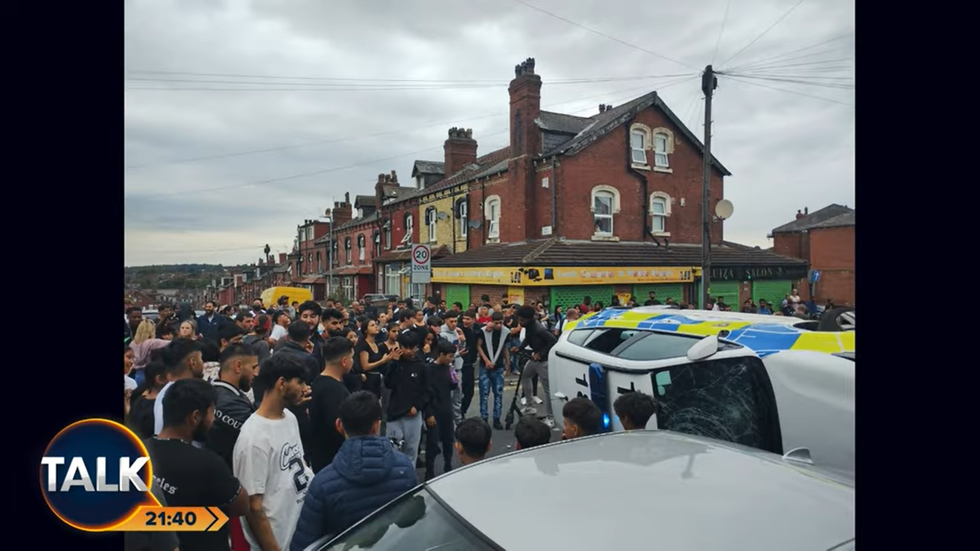 VIDEO - Revoltă românească violentă în Leeds, după ce un copil a fost luat de serviciile sociale din familie. Manifestanţii au strigat „România, România”. Recomandările consulului român din Manchester