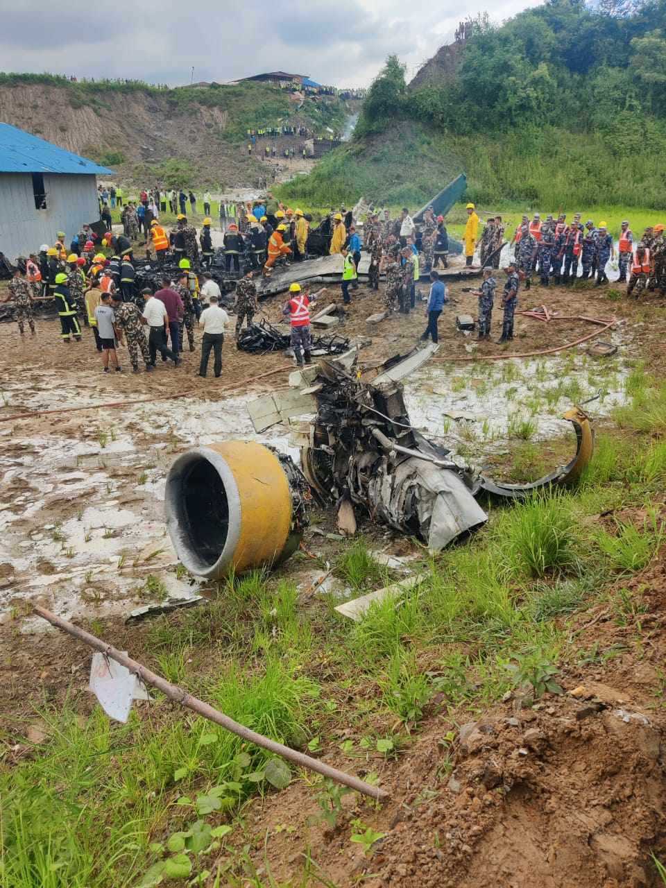 VIDEO - Un avion cu 19 oameni la bord a căzut în Nepal. Urmăriţi momentul prăbuşirii, filmat de localnici