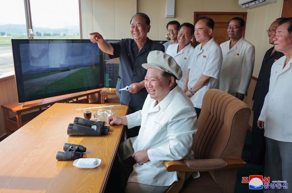 FOTO - Drone explozive, testate de Coreea de Nord. Kim Jong Un a stat la butoane