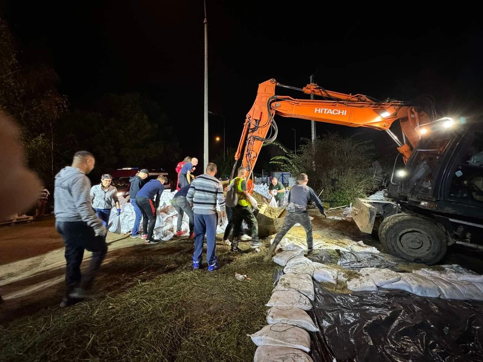 VIDEO şi FOTO - Reuters - Potopul a lăsat în urma lui o dâră de distrugeri din România până în Polonia. Baraje pentru protecţia animalelor din grădinile zoologice