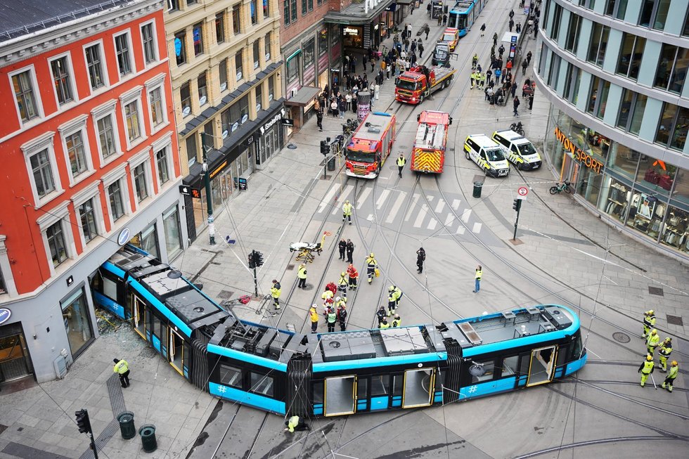 VIDEO - Un tramvai a deraiat şi a intrat în plin într-un magazin din Oslo