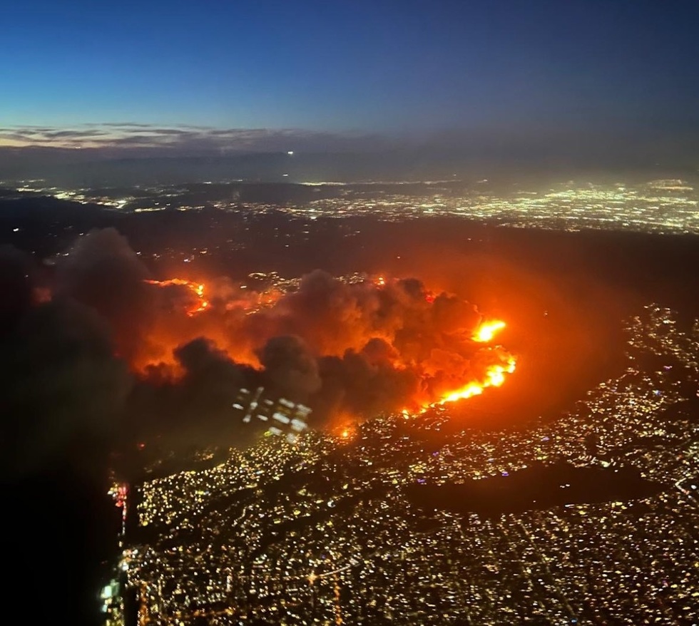 VIDEO şi FOTO - Incendiu violent într-un cartier de lux de la periferia oraşului Los Angeles. Air Force One, blocat la sol. Imaginile filmate de locuitori