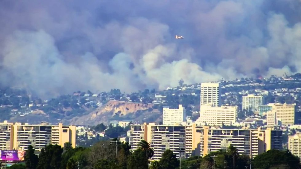 VIDEO - Incendiile din Los Angeles: Bilanţul a ajuns la 24 de morţi. Au fost anunţaţi deja primii „vinovaţi” - corul gay şi cafenelele transsexualilor. Imagini cu Palisades făcut cenuşă