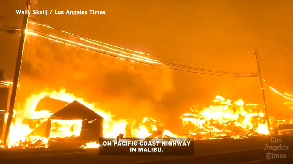 Persoanele evacuate din Los Angeles, sfătuite să rămână departe de case pentru cel puţin încă o săptămână