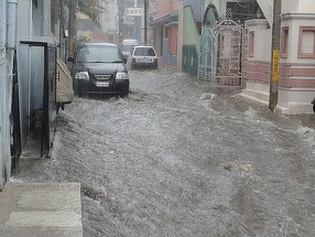 Străzi înghiţite de apă, oameni salvaţi din maşini - prăpăd în Dobrogea după ploile torenţiale