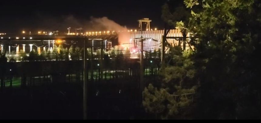 VIDEO şi FOTO - Incendiu violent la un transformator electric aparţinând de Hidrocentrala Porţile de Fier 1