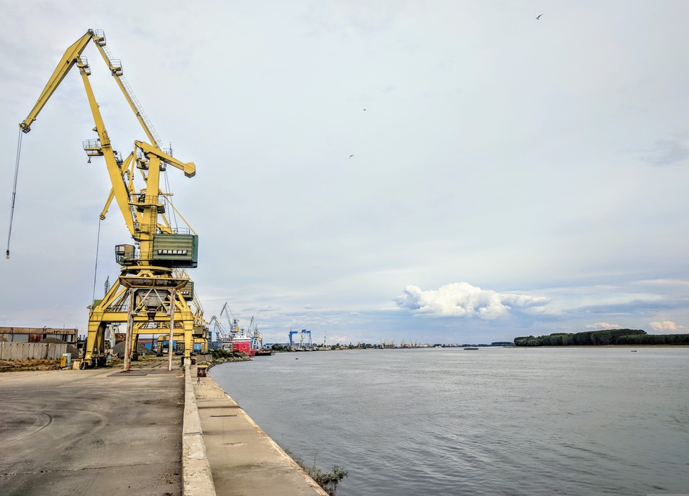 Echipajul unei nave care a luat foc în rada Portului Sulina refuză să părăsească vasul. Agenţia Română de Salvare a Vieţii Omeneşti pe Mare intervine