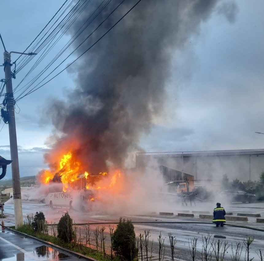 Incendiu izbucnit la un autocar în care se aflau 30 de elevi. Vehicolul a ars integral