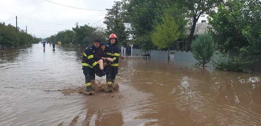 VIDEO - Pompierii continuă să intervină în judeţul Galaţi, la zece zile de la producerea inundaţiilor care au afectat aproape 7.000 de gospodării