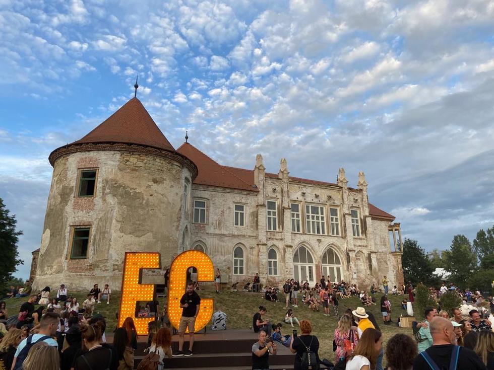 Purtate, dar nu uitate: o nouă ediţie a campaniei de reciclare a hainelor pentru fanii EC şi nu numai.
