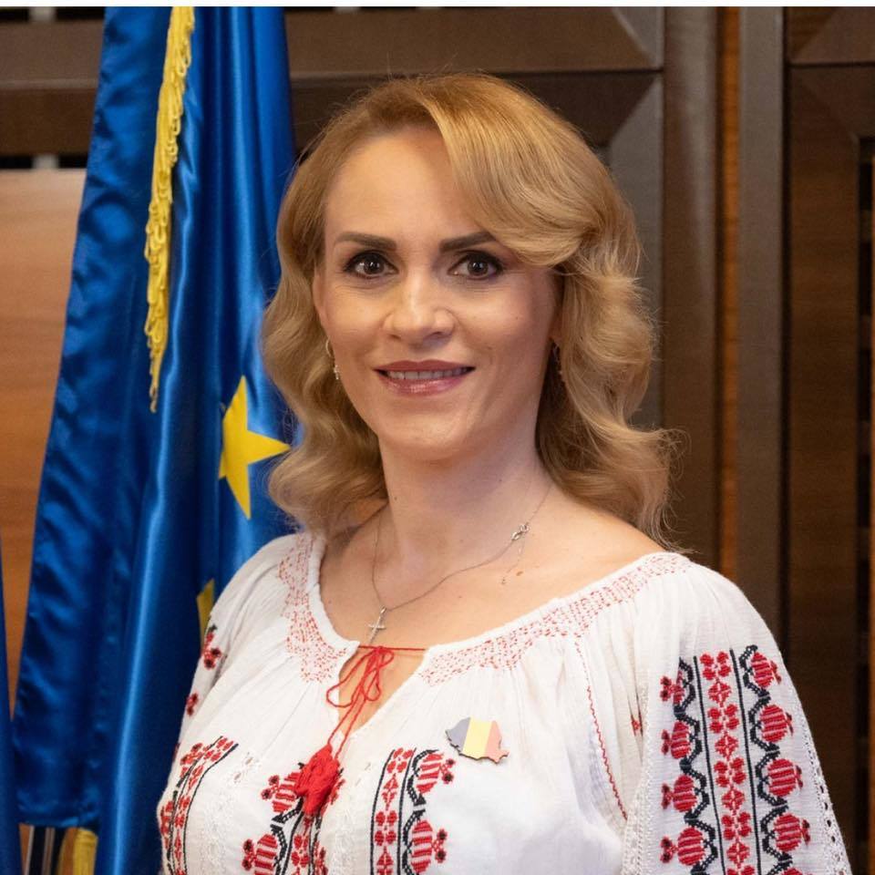 Gabriela Firea a demisionat din funcţia de ministru al Familiei după o discuţie cu premierul Marcel Ciolacu. Firea: Plec pentru moment şi din funcţia de Preşedinte al PSD Bucureşti