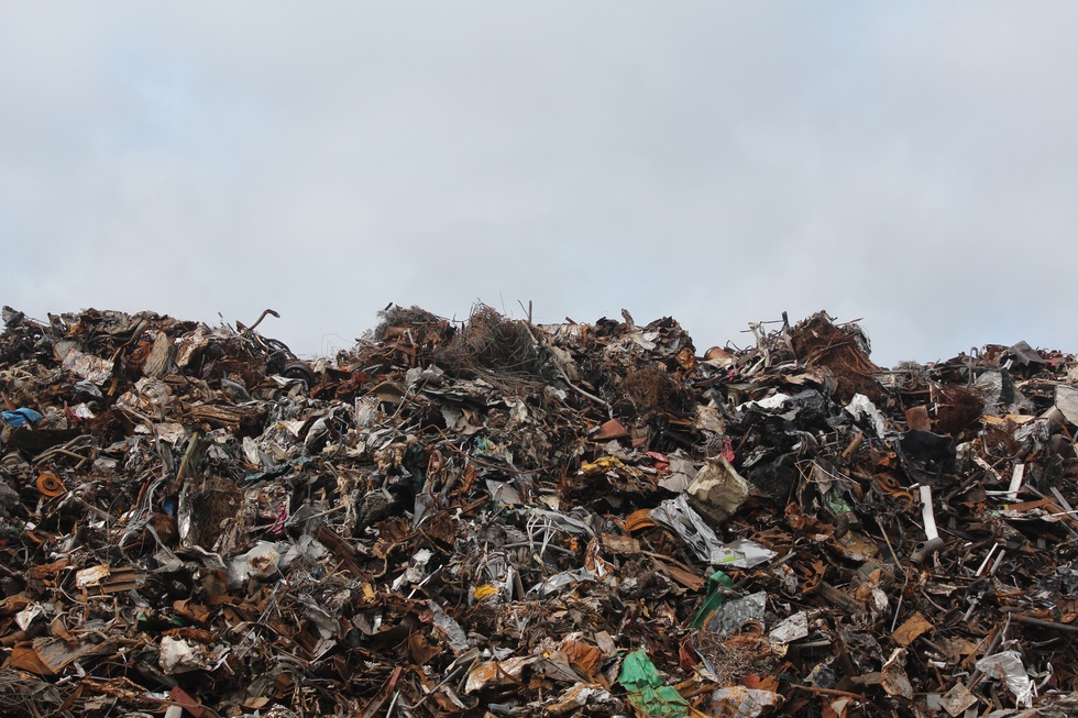 Fechet: Încă ne aflăm în situaţia în care depozitarea deşeurilor se face neconform. În Bucureşti, soluţia nu poate fi decât una radicală, nu poţi lăsa un oraş care generează un milion de tone de deşeuri pe an fără groapă de gunoi