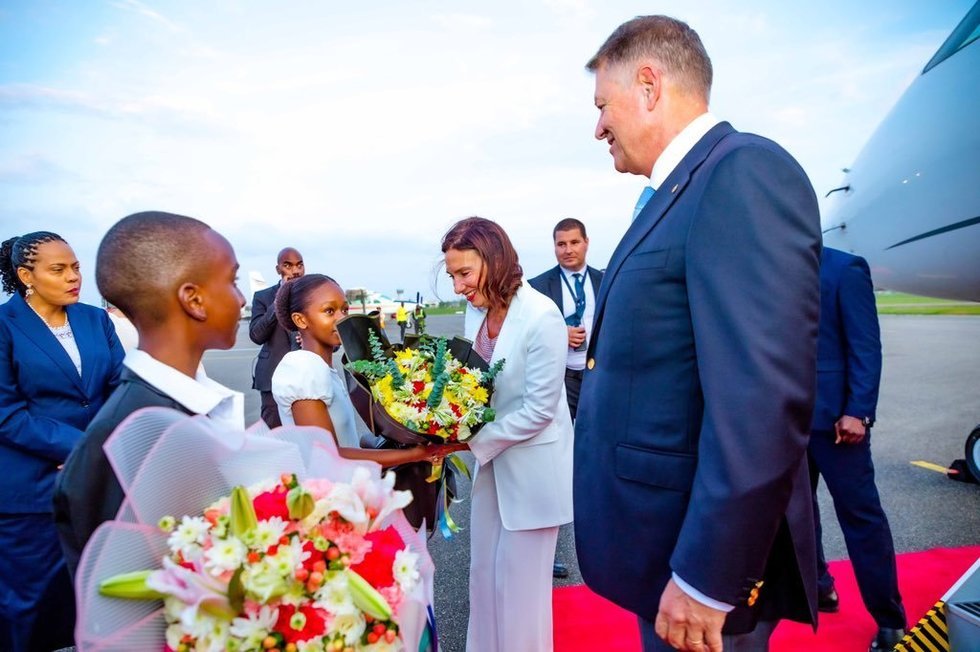 Preşedintele Klaus Iohannis a sosit în Tanzania, urmând să fie primit de şeful statului, Samia Suluhu Hassan, iar sâmbătă va merge în Zanzibar