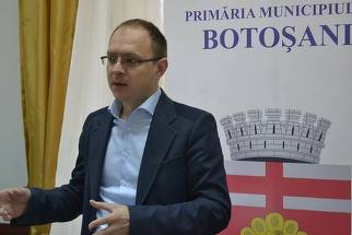 Biroul primarului municipiului Botoşani, Cosmin Andrei, percheziţionat. Edilul, dus la DNA Suceava. E acuzat că a dat lista cu subiecte unei candidate la un post scos la concurs de Primărie