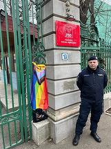 Câteva zeci de persoane din comunitatea LGBTQ+, care susţin legalizarea parteneriatului civil, s-au strâns duminică în faţa sediului PSD. Ce i-au adus premierului Marcel Ciolacu