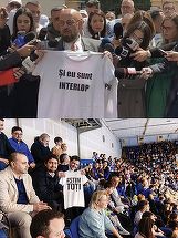 Nicuşor Dan, tricou cu mesajul: ”Ştim toţi!”, ca replică la tricoul prezentat de Cristian Popescu Piedone cu mesajul ”Şi eu sunt interlop”