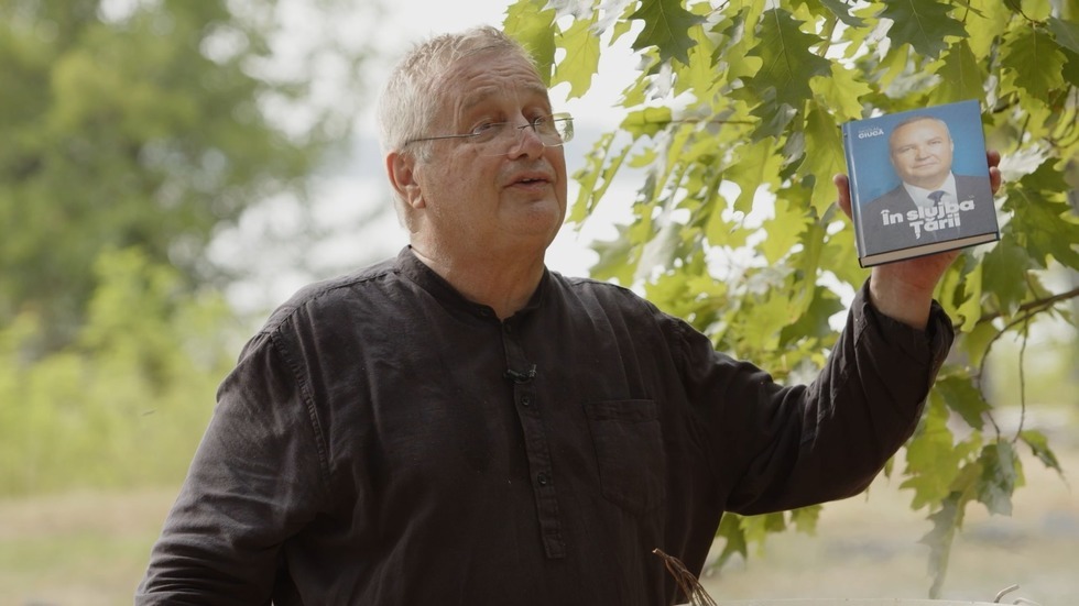 VIDEO - Poezie şi delicateţuri cu Nicolae Ciucă. Mircea Dinescu: Cartea unui general, prezentată de un soldat fruntaş pentru prima dată în istorie