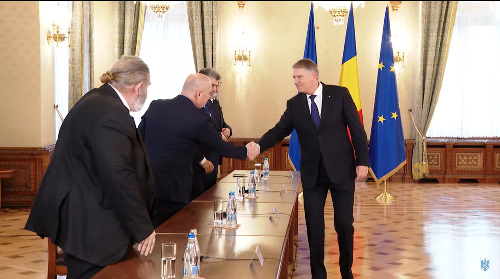 CONSULTĂRI LA COTROCENI - UPDATE - Klaus Iohannis, discuţii cu partidele parlamentare pentru desemnarea unui nou premier. Partidul AUR a rămas în faţa Palatului Cotroceni. Ce spune Simion despre Iohannis