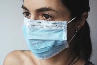 Cazurile de gripă şi COVID cresc în Europa. Spania vrea să impună obligativitatea purtării măştilor în spitale la nivel naţional, iar Italia anunţă un record al bolilor respiratorii