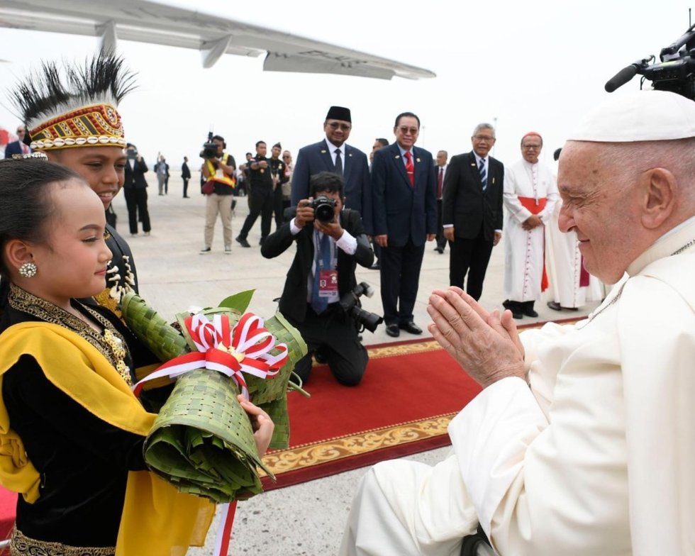 VIDEO - Papa Francisc a început în Indonezia un turneu lung de 12 zile. Slujbă pe un stadion cu 80.000 de oameni