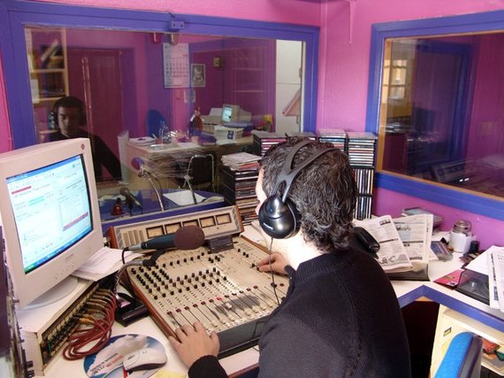 Nouă companii concurează pentru o frecvenţă radio în Bucureşti. Cine s-a înscris la concursul CNA