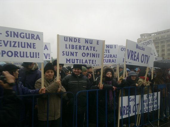 FOTO. Sute de oameni protestează la CNA: OTV-ul e poporul, nu-i poţi reduce sonorul