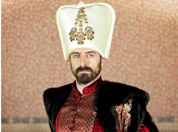 Suleyman zguduie seara de joi. Serialul a fost pe primul loc. Ce a făcut sultanul la bătaie cu Las Fierbinţi şi cu Next Star