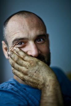 Discovery a filmat în România. Vedeta unei emisiuni de supravieţuire a rezistat zece zile în Munţii Carpaţi