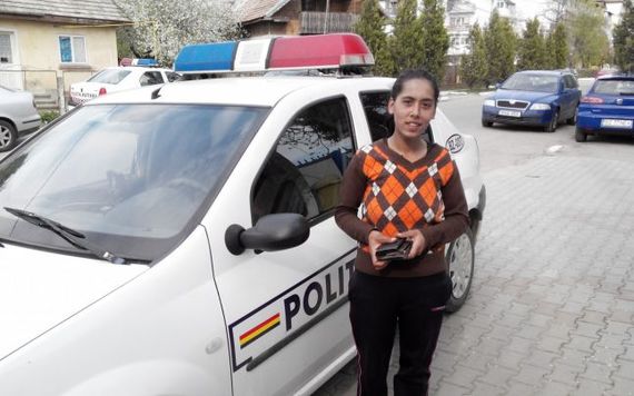 VIDEO. Europa FM a recompensat o tânără nevoiaşă care a dus un portofel cu bani la poliţie. Tânăra va primi 10.000 de lei