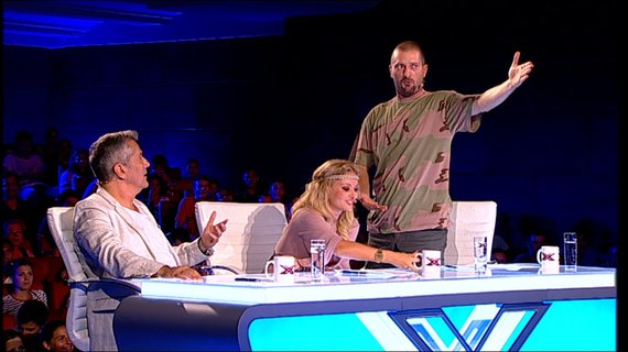 Curtea de Apel a decis să înjumătăţească amenda CNA pentru afirmaţiile homofobe ale lui Cheloo la X Factor