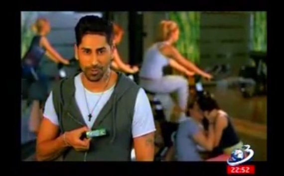 VIDEO - SpotON.  Connect-R este imaginea unei gume de mestecat, iar Mihai Călin cântă nemţeşte Puşca şi cureaua lată