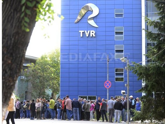 Angajaţi TVR s-au adunat în curtea SRTv în semn de protest faţă de planul de reducere a salariilor