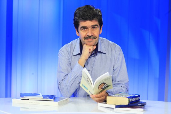 Radu Paraschivescu face două emisiuni noi la Digi24: Dă-te la o carte şi Pastila de limbă