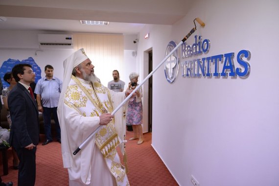 GALERIE FOTO. Redacţiile Radio Trinitas şi Trinitas TV, sfinţite de Patriarh cu trafaletul