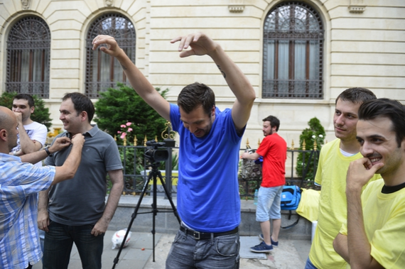 Dansul lui Hagi de acum 20 de ani, recreat pe Lipscani de jurnaliştii ProSport