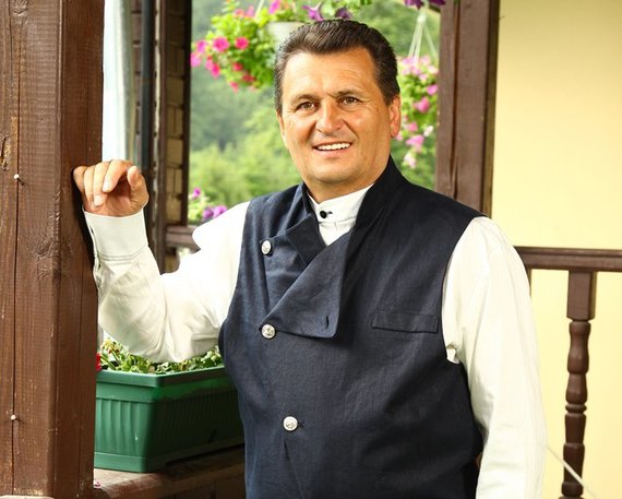 Serviţi, vă rog, în varianta Antena 1, se va numi Poftiţi pe la noi. Au început filmările