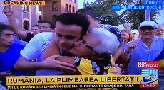 BURTIERA LA MINUT. Mitingul la posturile TV: Antena 3 insistă că e o “plimbare paşnică”. B1: jurnaliştii sunt agresaţi. Realitatea: Reporteri atacaţi de protestatari